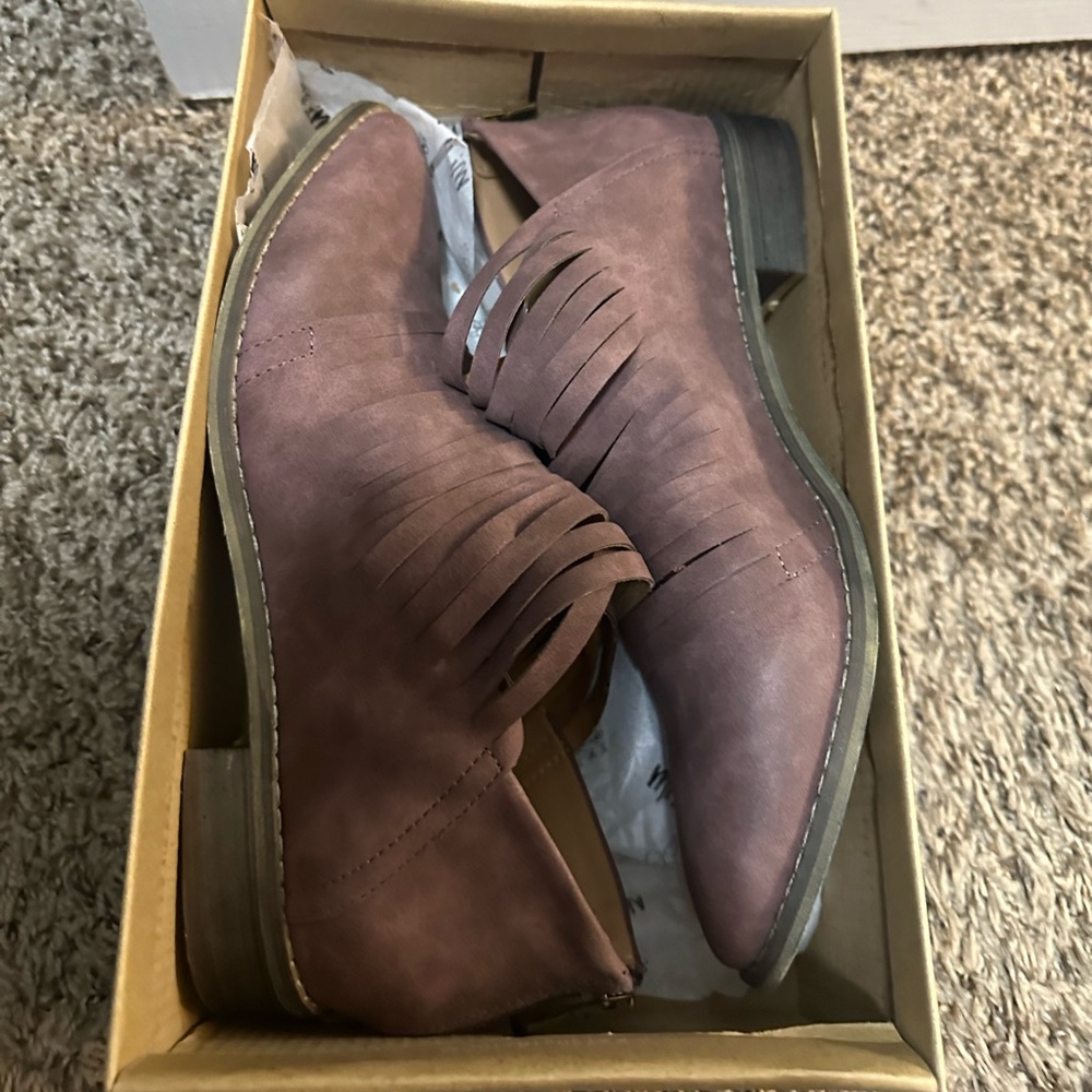 Shoe boots brand new size 8.5 it’s a  light Burgundy